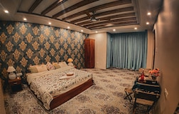 Deluxe King Room with Mountain & Garden View