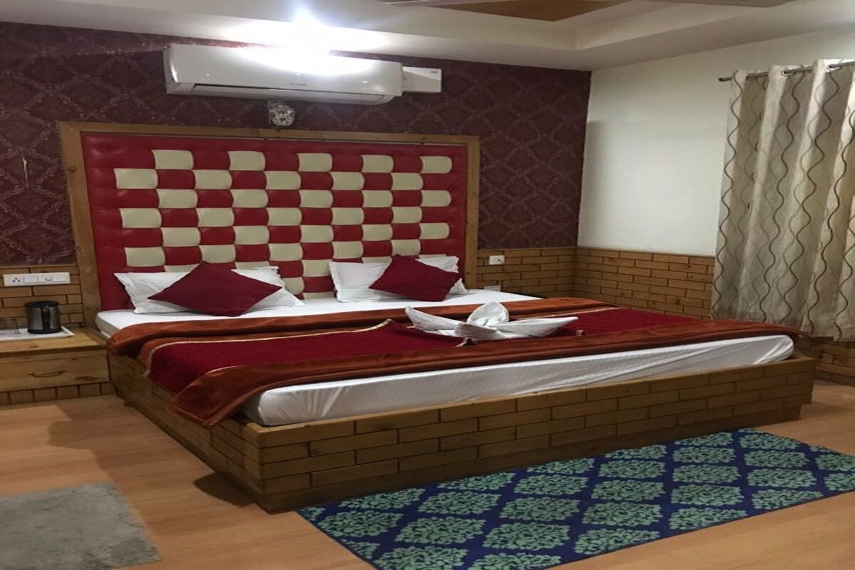 Hotel Raxit Inn - Tap to explore photos