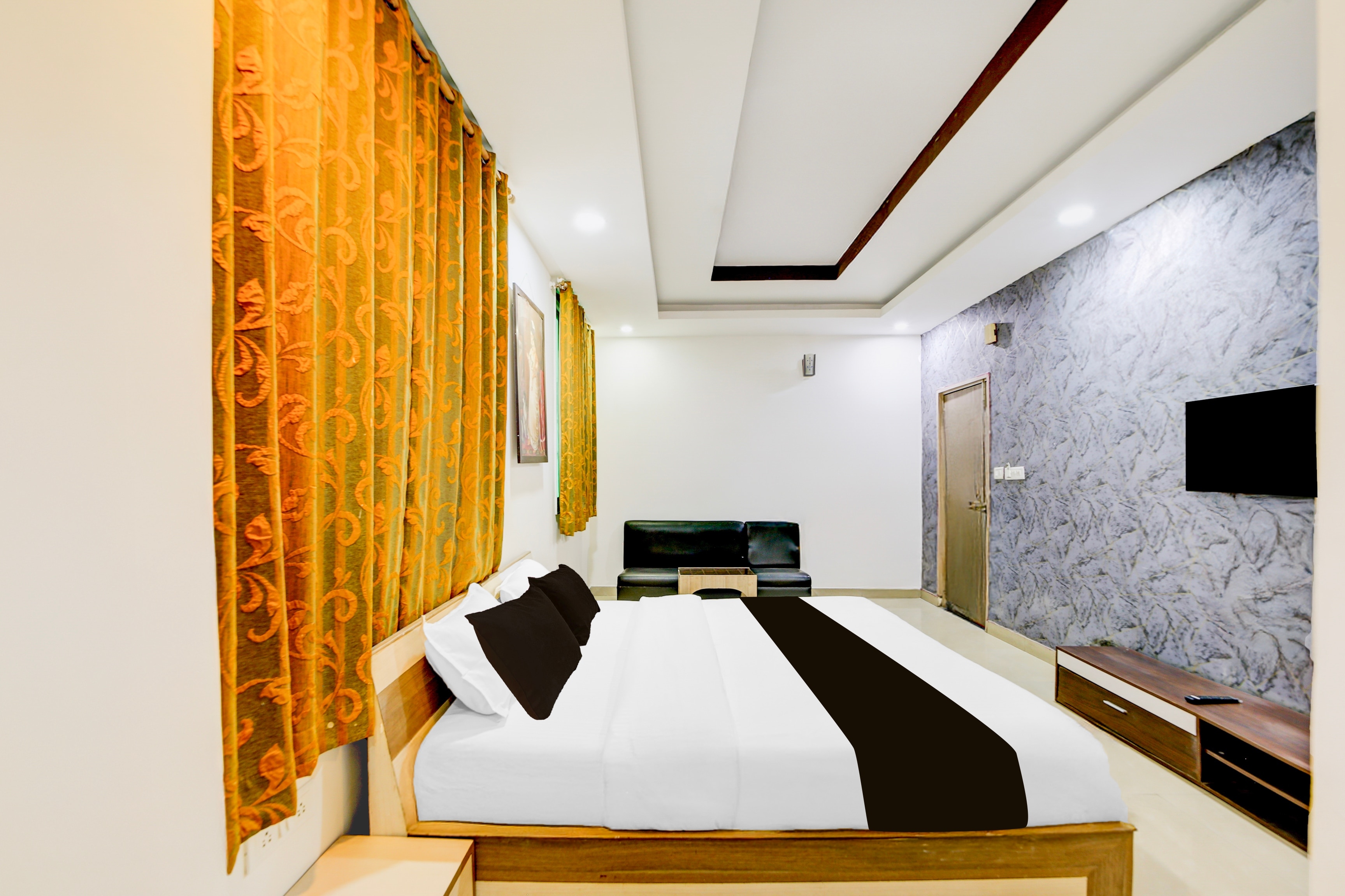 Super Collection O Hotel Royal Villa - Tap to explore photos