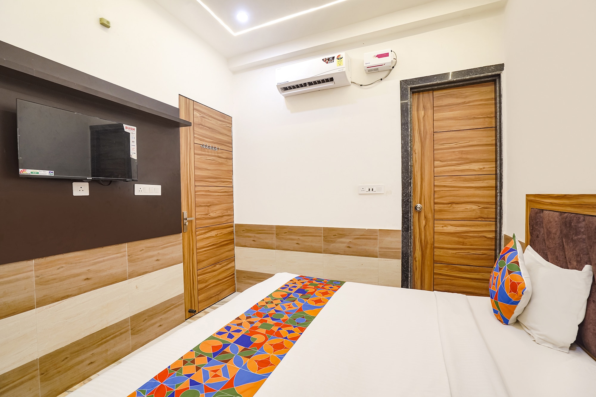 FabHotel Devi Heritage - 2.5 kms from Shri Banke Bihari Mandir - Tap to explore photos