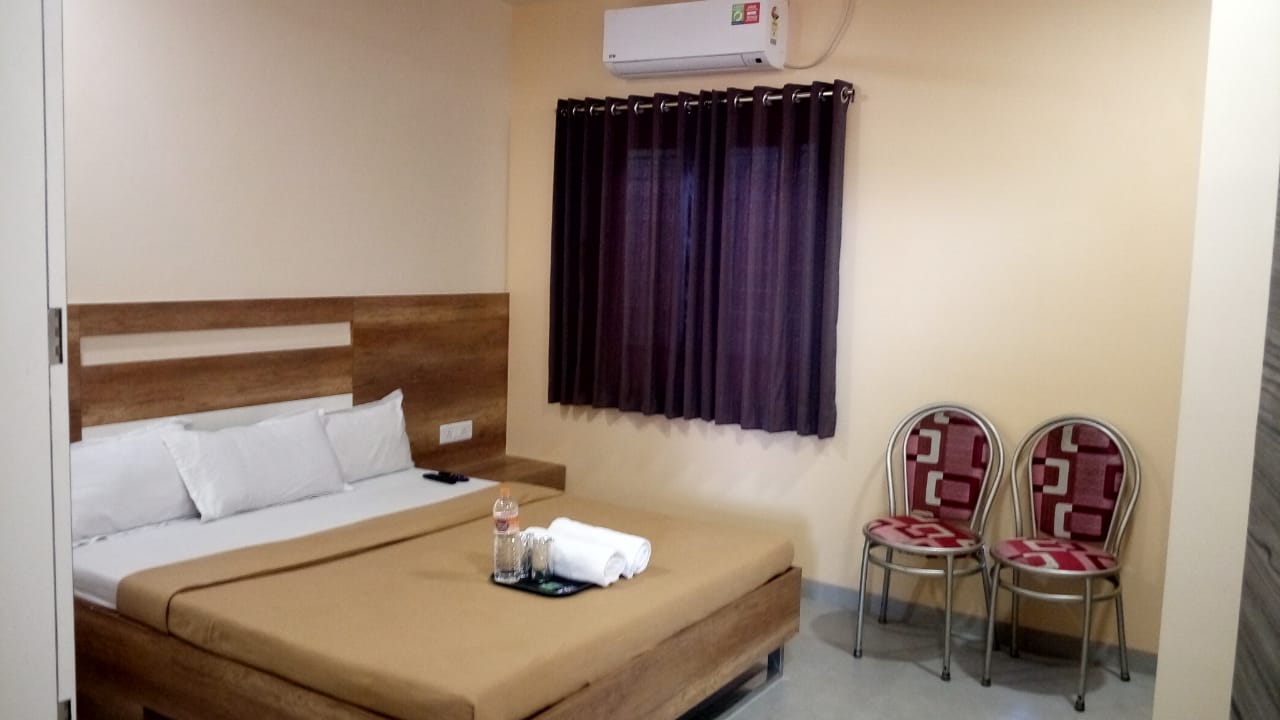 Hotel Gurukrupa Veg - Tap to explore photos