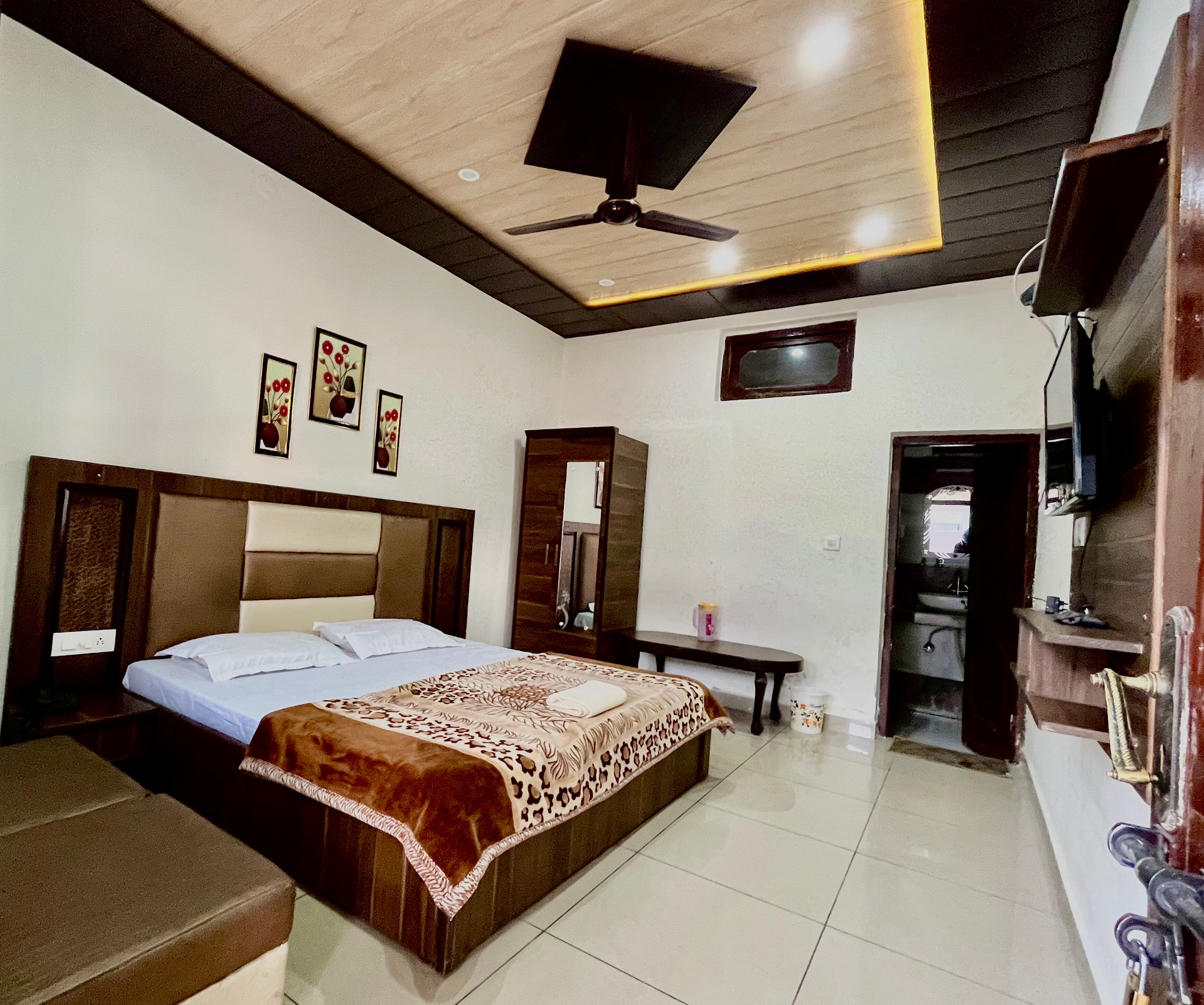 Sahara inn dalhousie - Tap to explore photos