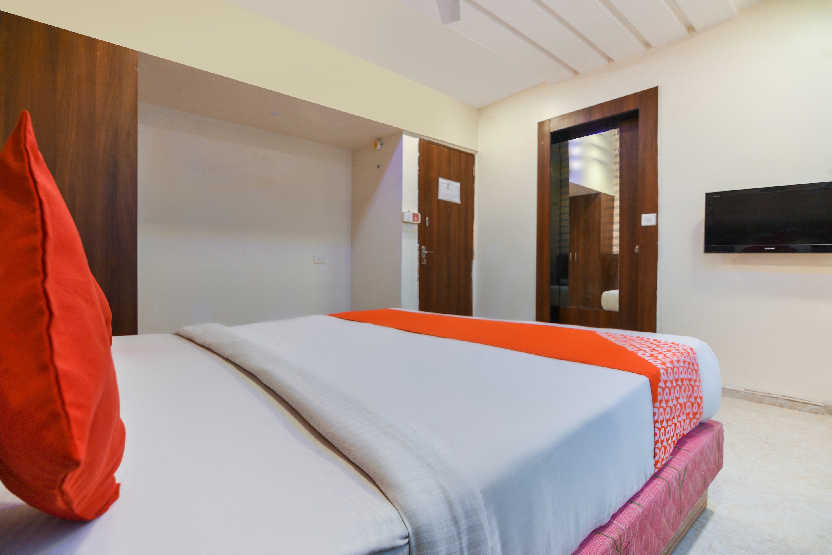 Hotel O Sunshine Inn Near Pune Railway Station - Tap to explore photos