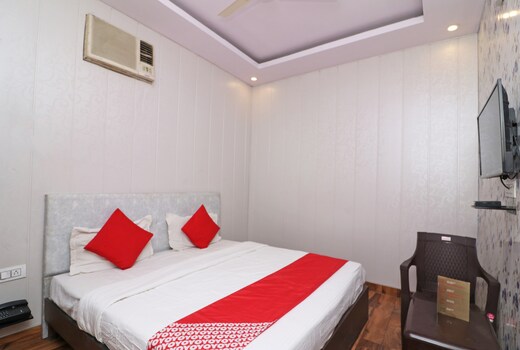 Super OYO 810741 Hotel Adb