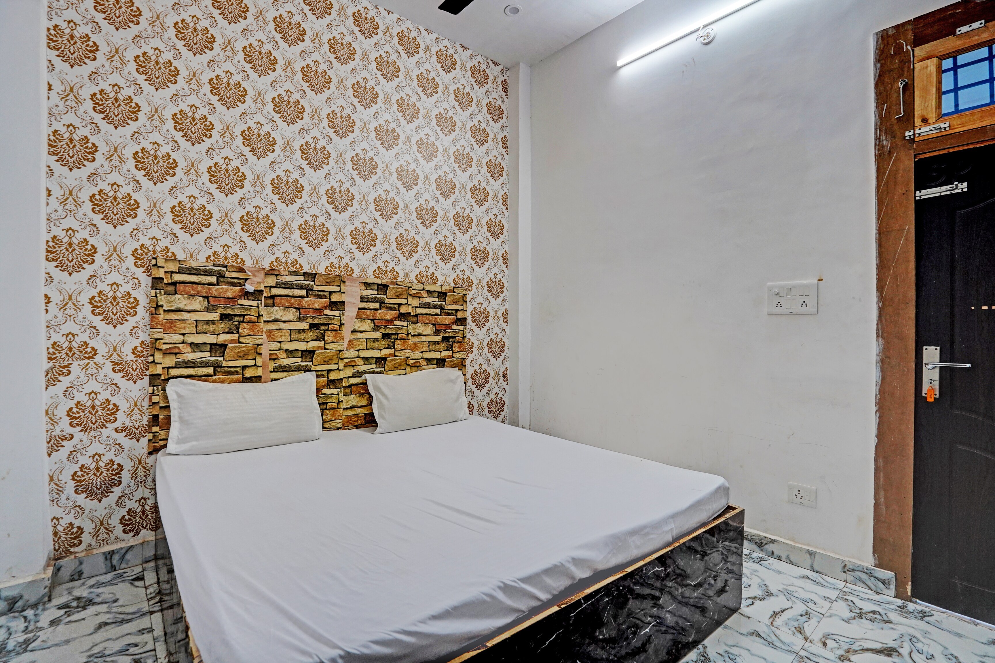 Hotel O Moon Murad Ganj - Tap to explore photos