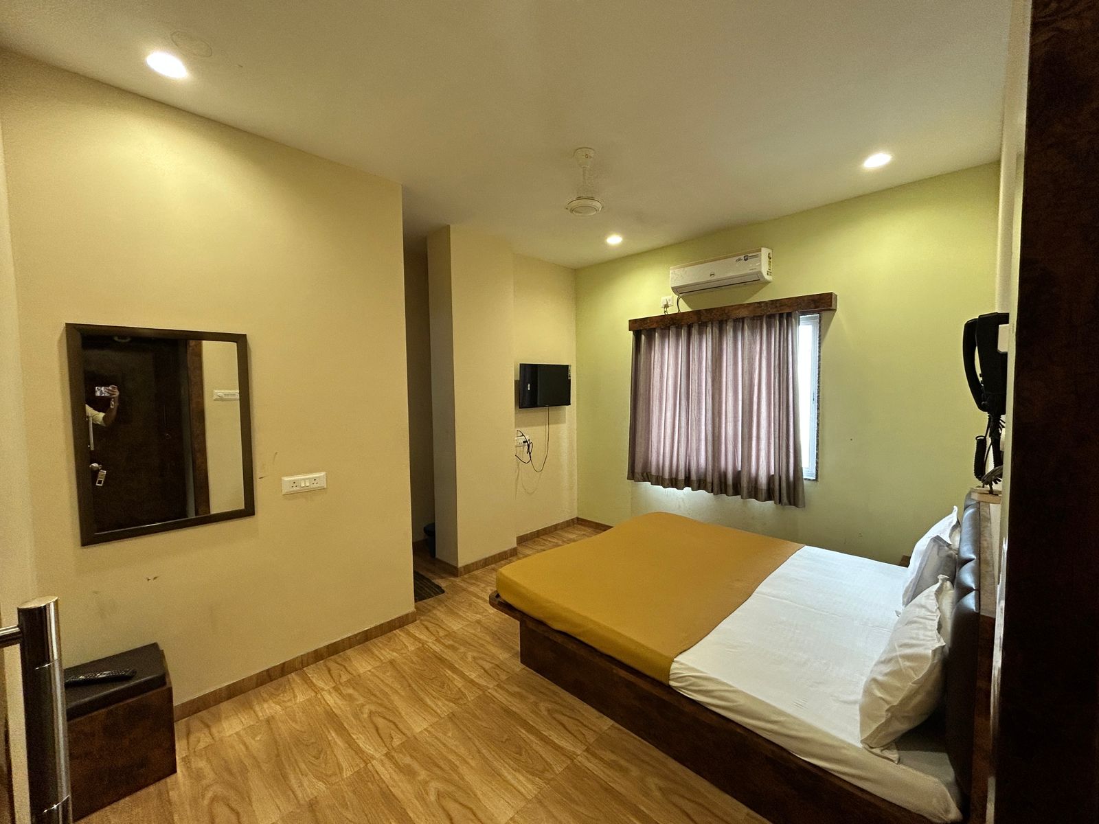Deluxe AC Room 1
