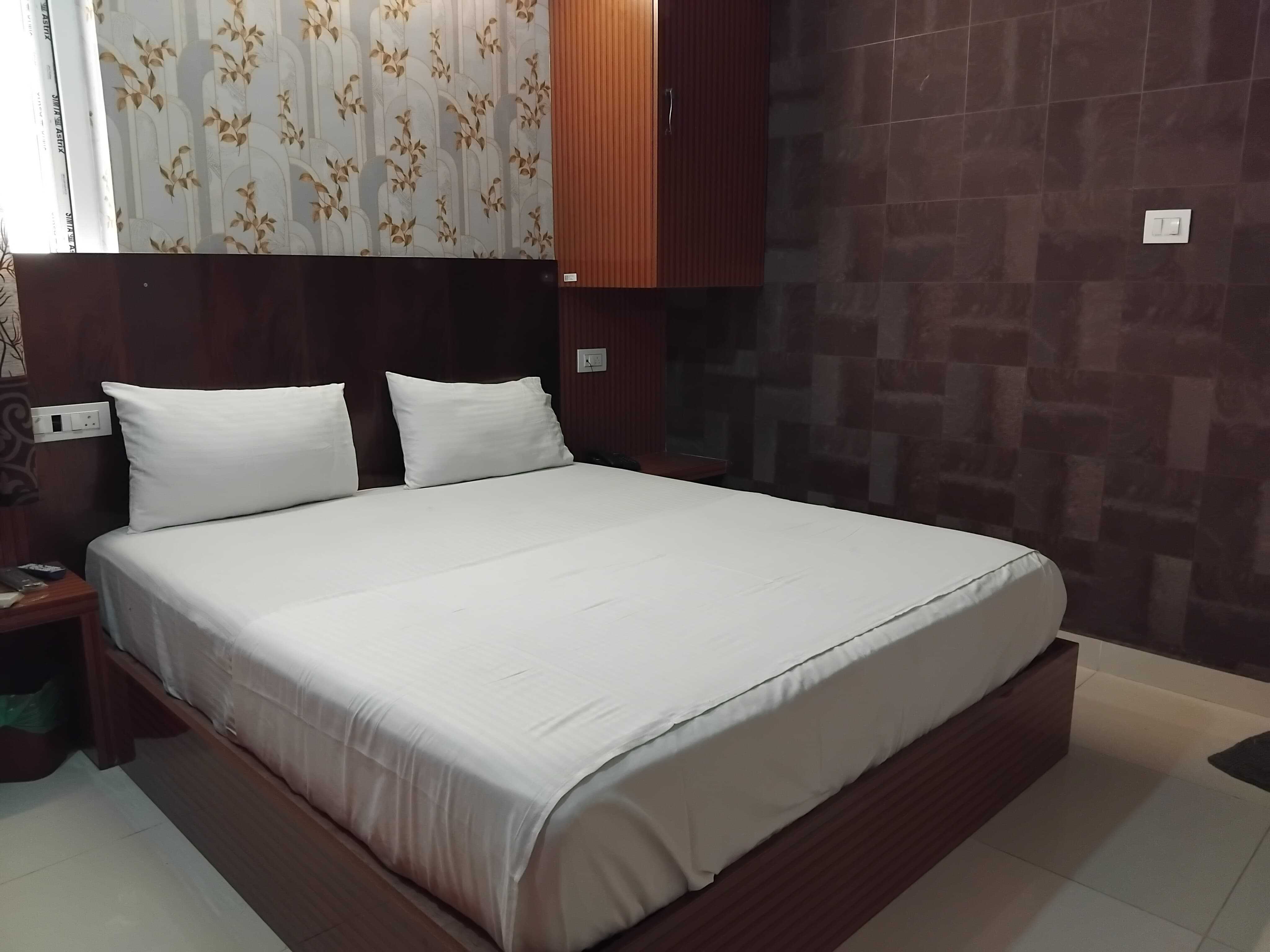 Townhouse Jawaharlal Nehru Stadium Chennai Central Formerly Akshaya Guest House - Tap to explore photos