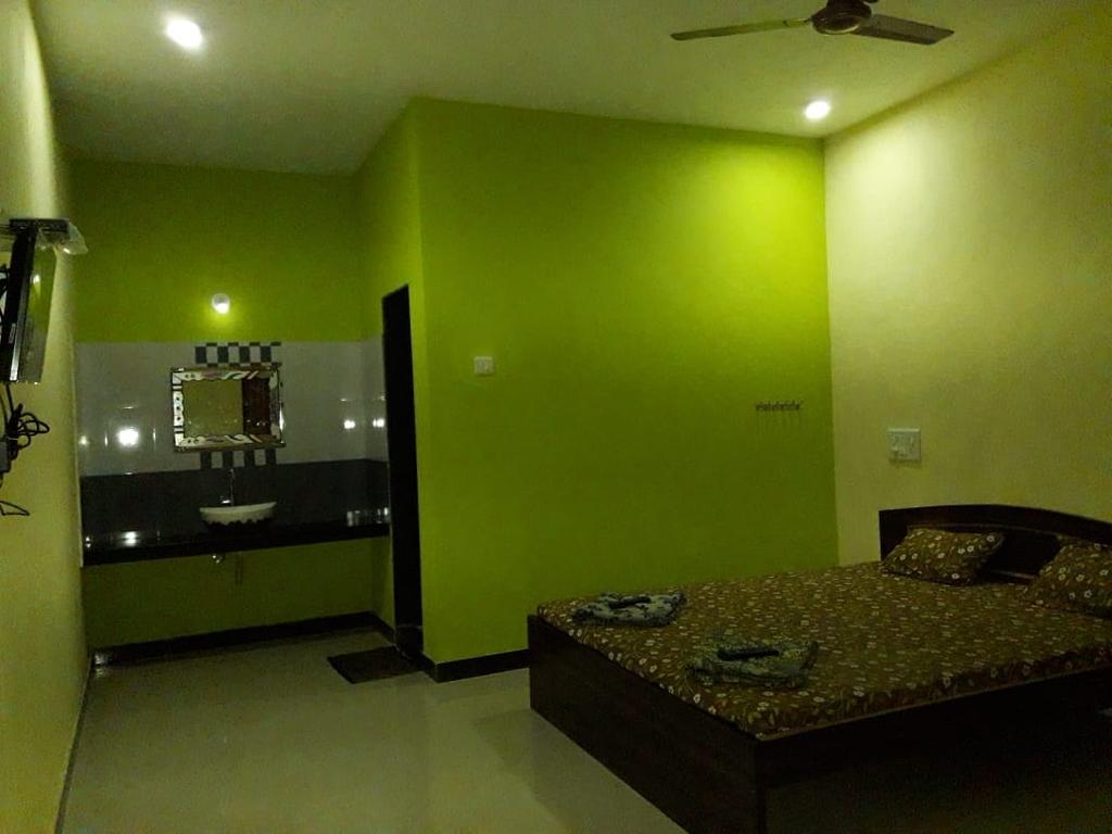 Aashirwad Paying Guest House - Tap to explore photos
