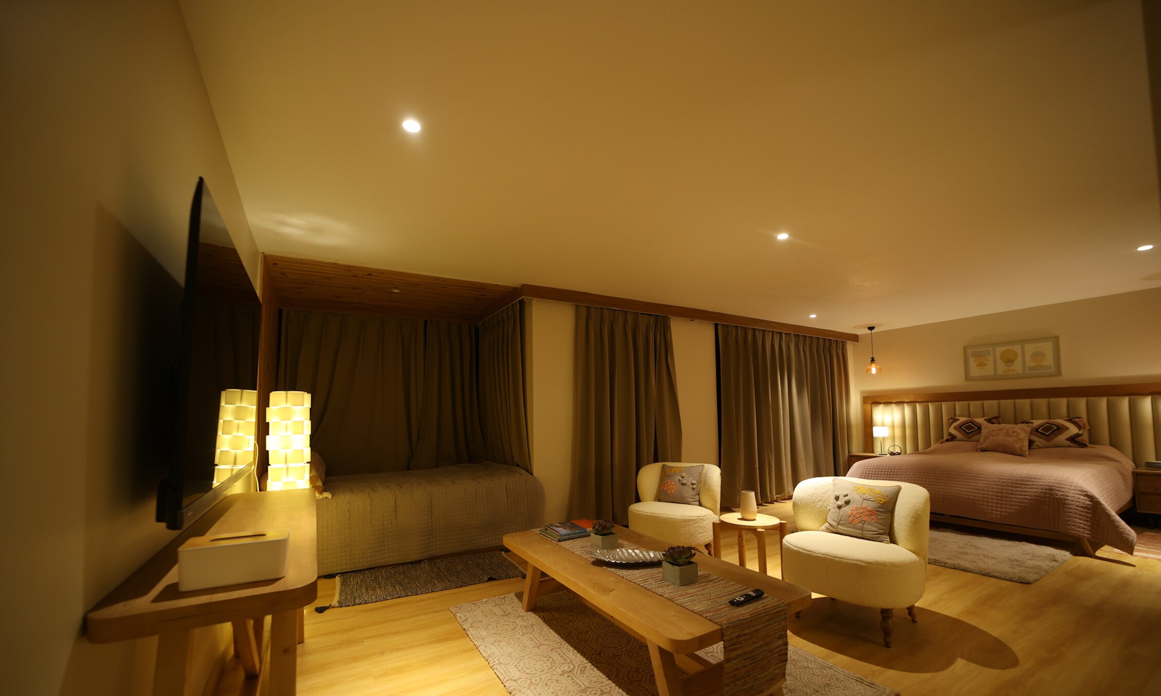 Executive Suite At Avalon Cottage - Tap to explore photos