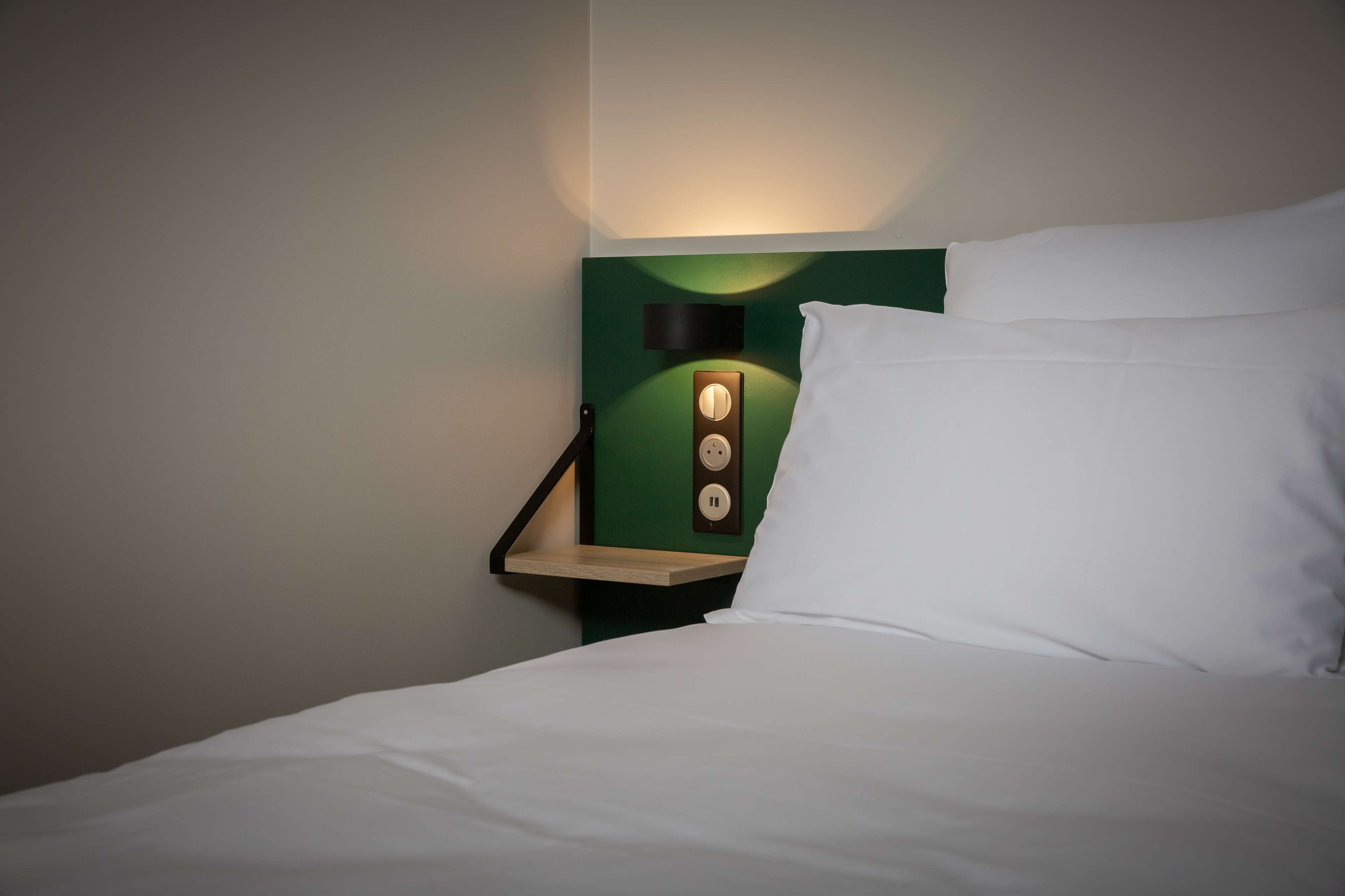 BEST WESTERN 11BAUER PARIS SAINT-OUEN - Tap to explore photos