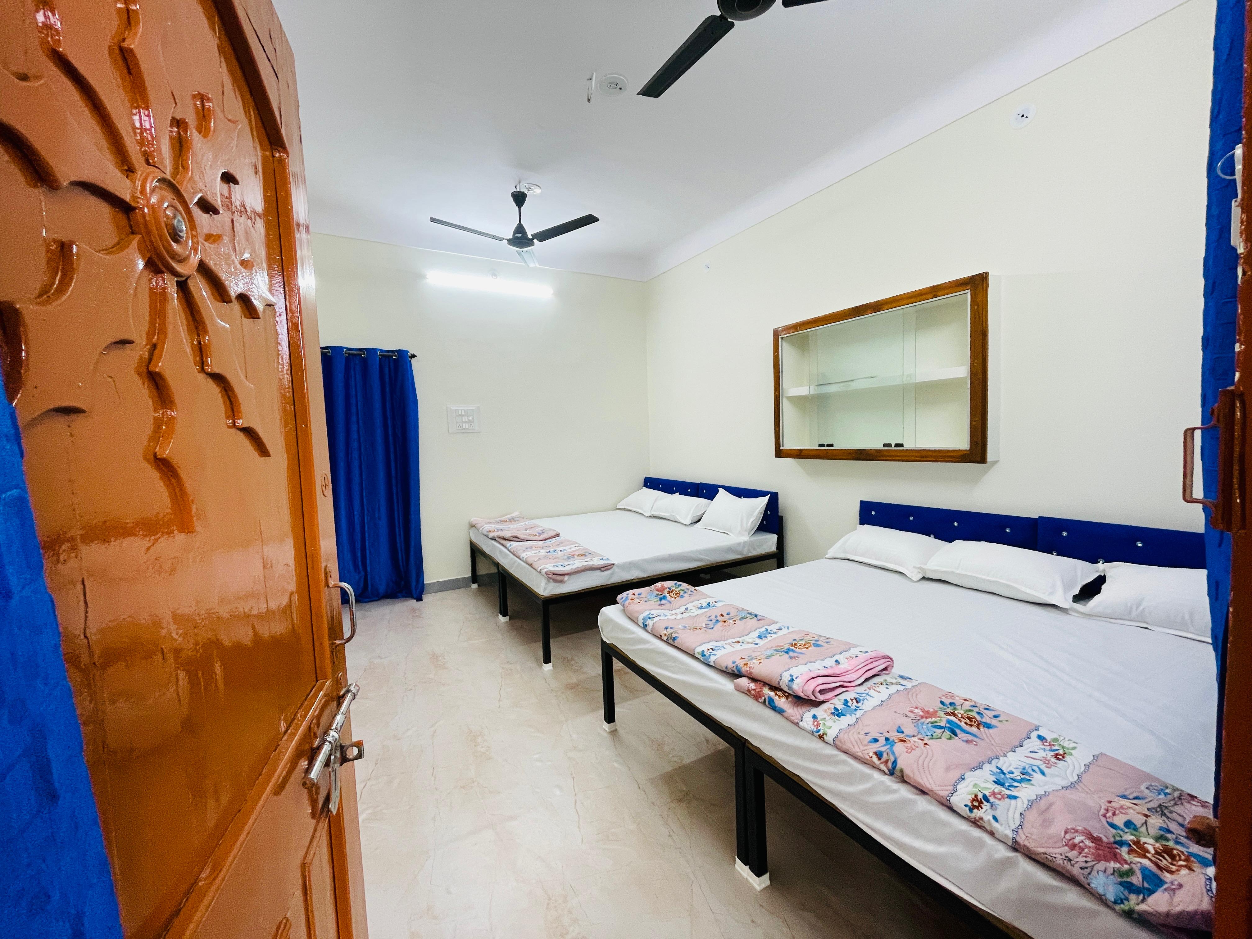 Jauhari Home Stay - Tap to explore photos