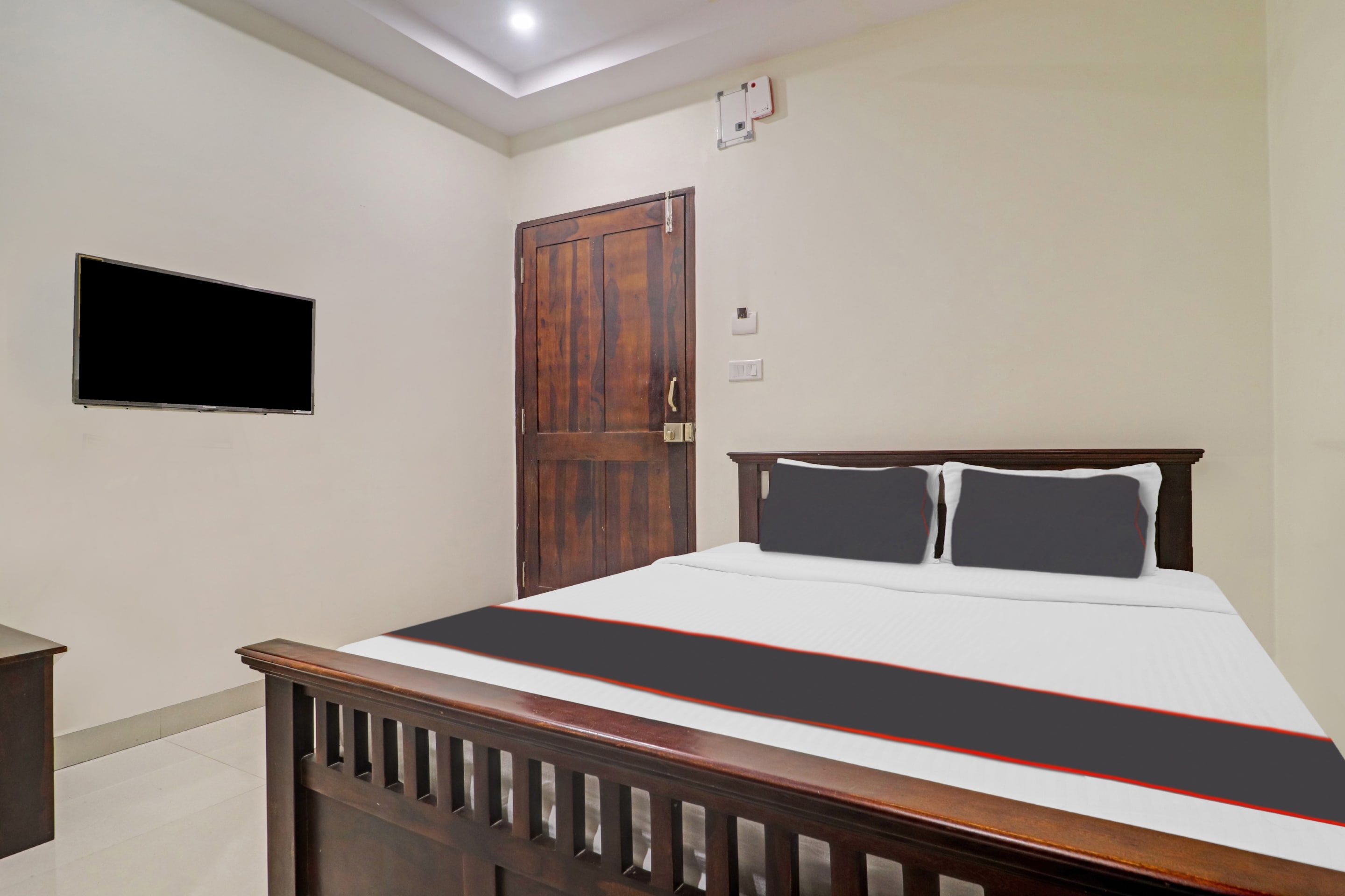OYO 813095 Hotel Rise and Shine - Tap to explore photos