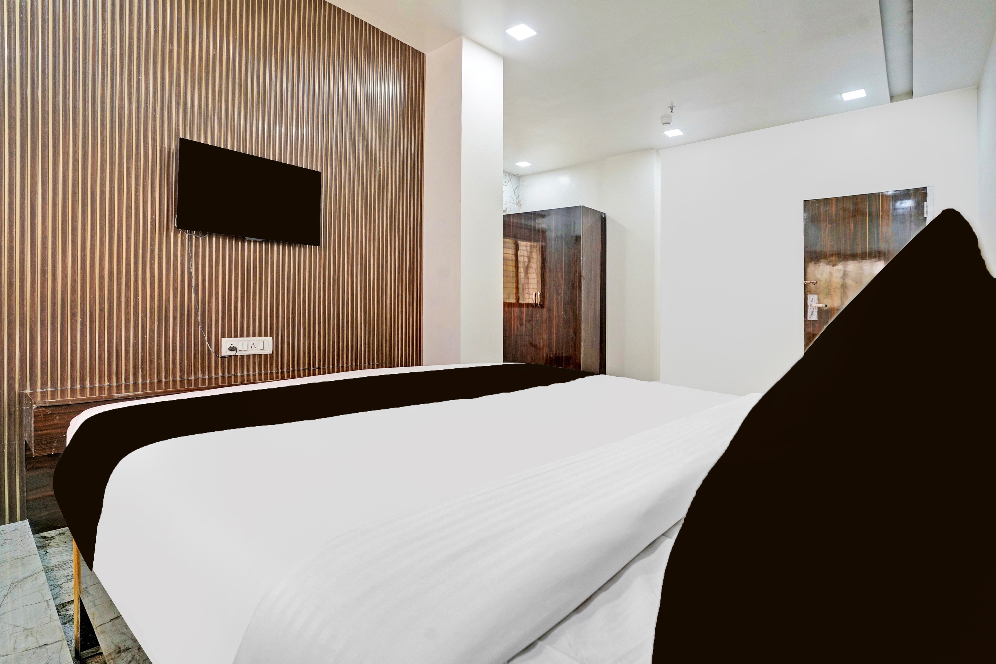Super Hotel O Yash Residency - Tap to explore photos