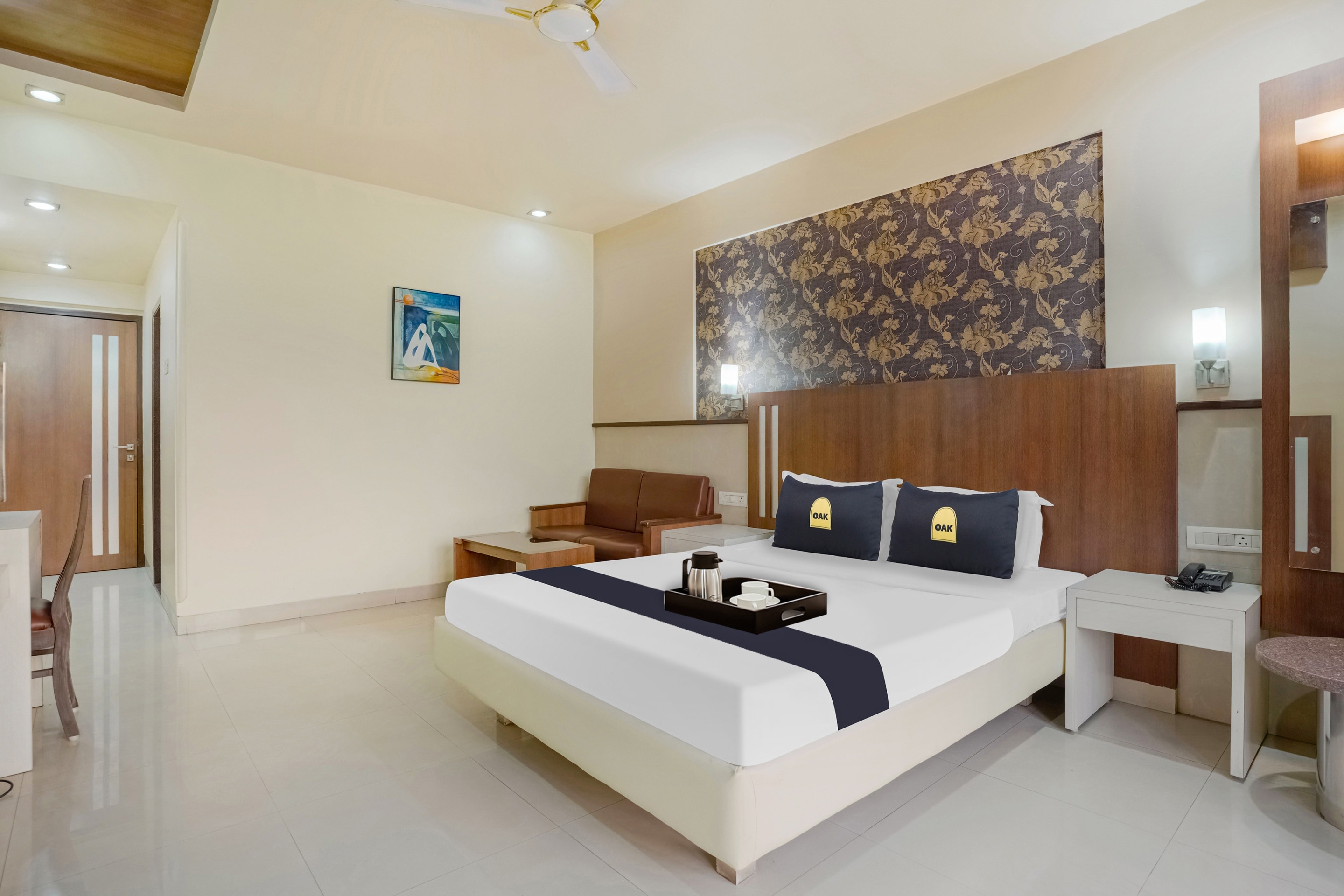 Super Townhouse OAK Hotel Devanshi Inn - Tap to explore photos