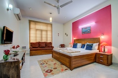 Sabs Bed and Breakfast | Rooms & Cafe, Delhi