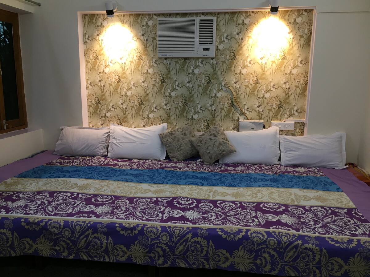 Homestay near Ganges - 2 BR Apartment | Kashi Vishwanath Temple | Ganga Ghats - Tap to explore photos