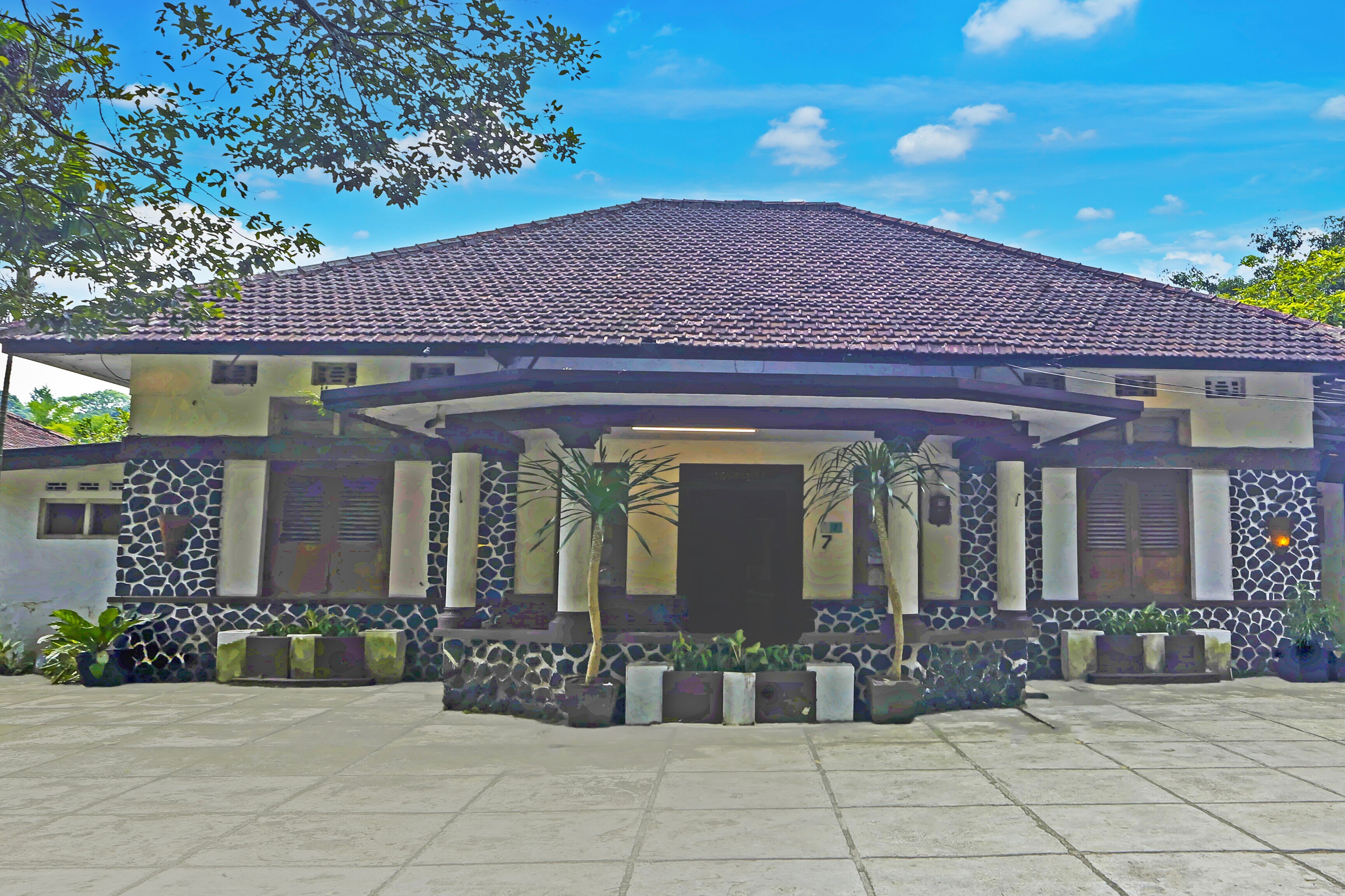Hotel O Bogor near Kebun Raya Bogor formerly Guest House Saputra - Tap to explore photos