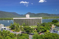 Hilton Cairns, Cairns