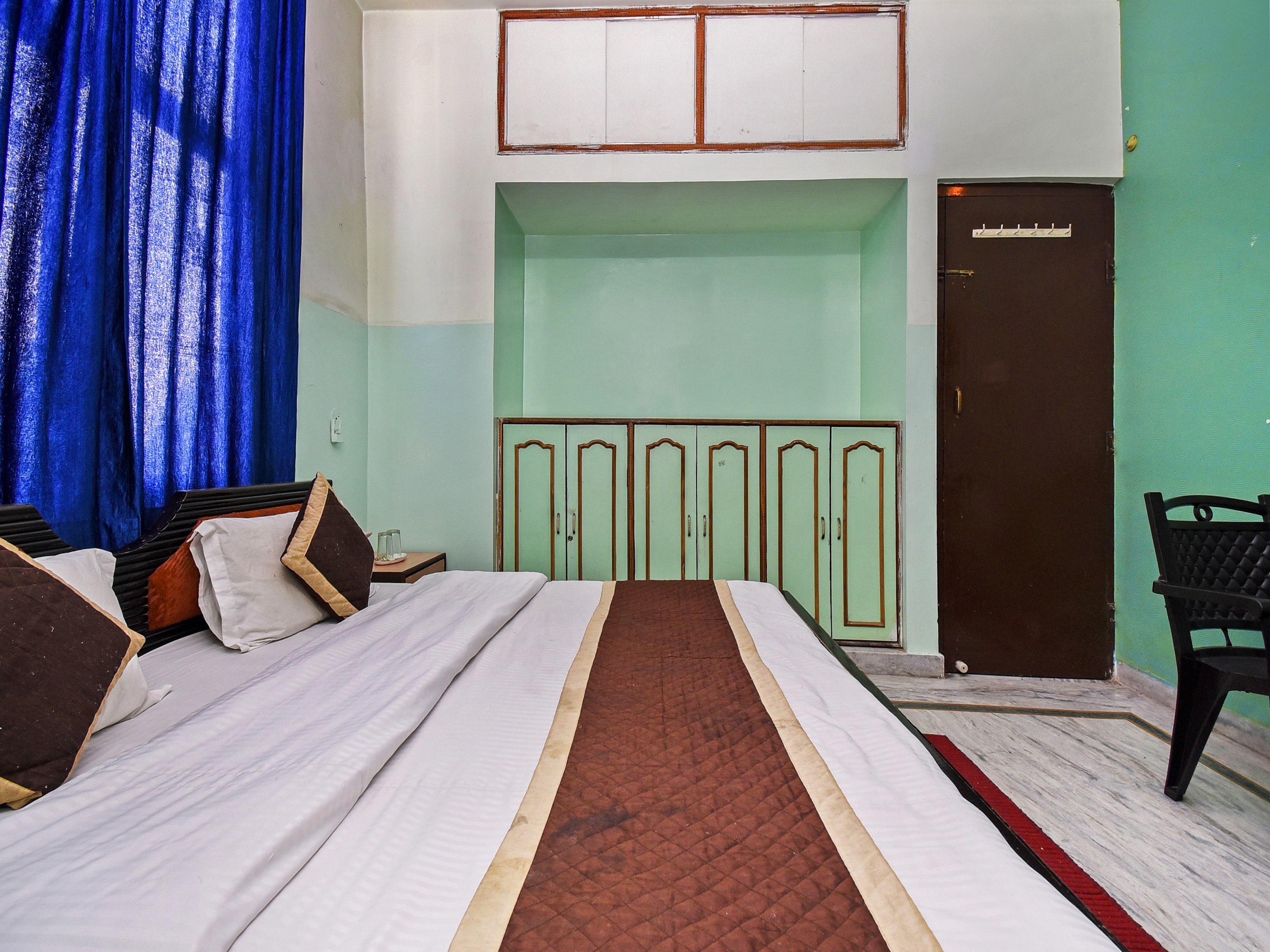Hotel Hariom - Tap to explore photos
