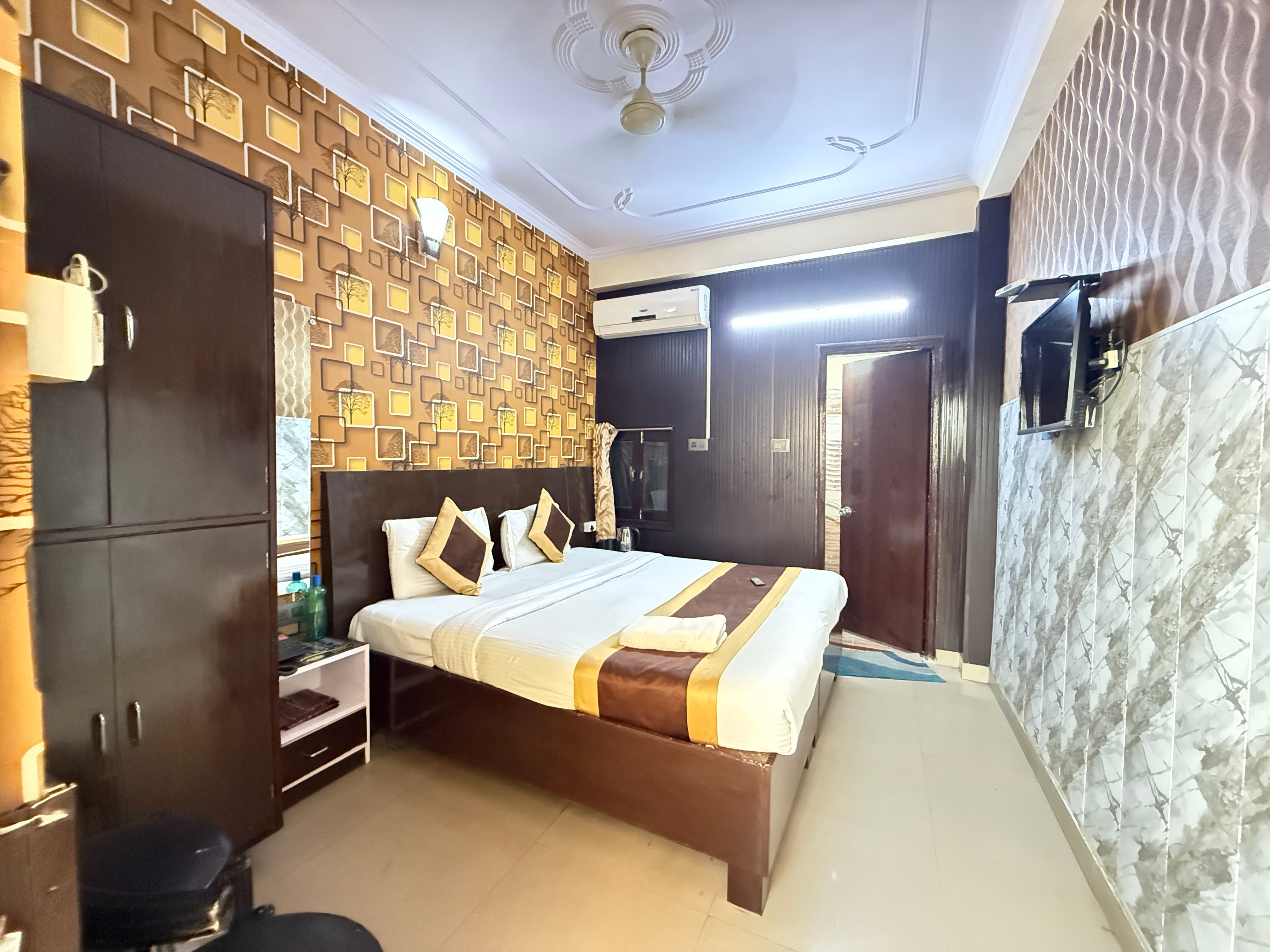 Hotel Prakash Palace - Tap to explore photos