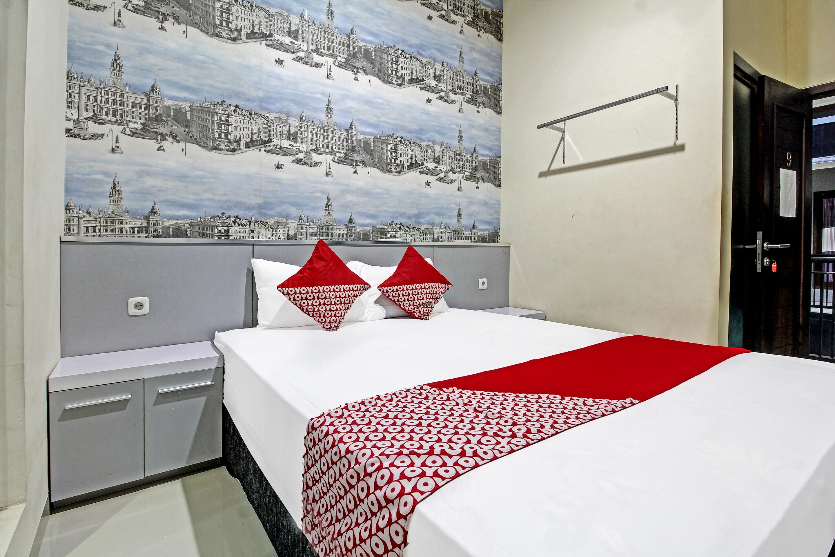Super OYO 91202 Family Guest House Syariah - Tap to explore photos