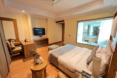 The Luxotic Suites - All Bathtub Rooms, Gurgaon