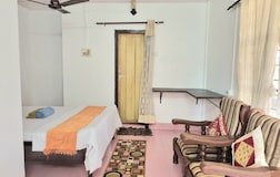 AC Double Bedroom + Bathroom + Wifi + Parking +  Kitchen