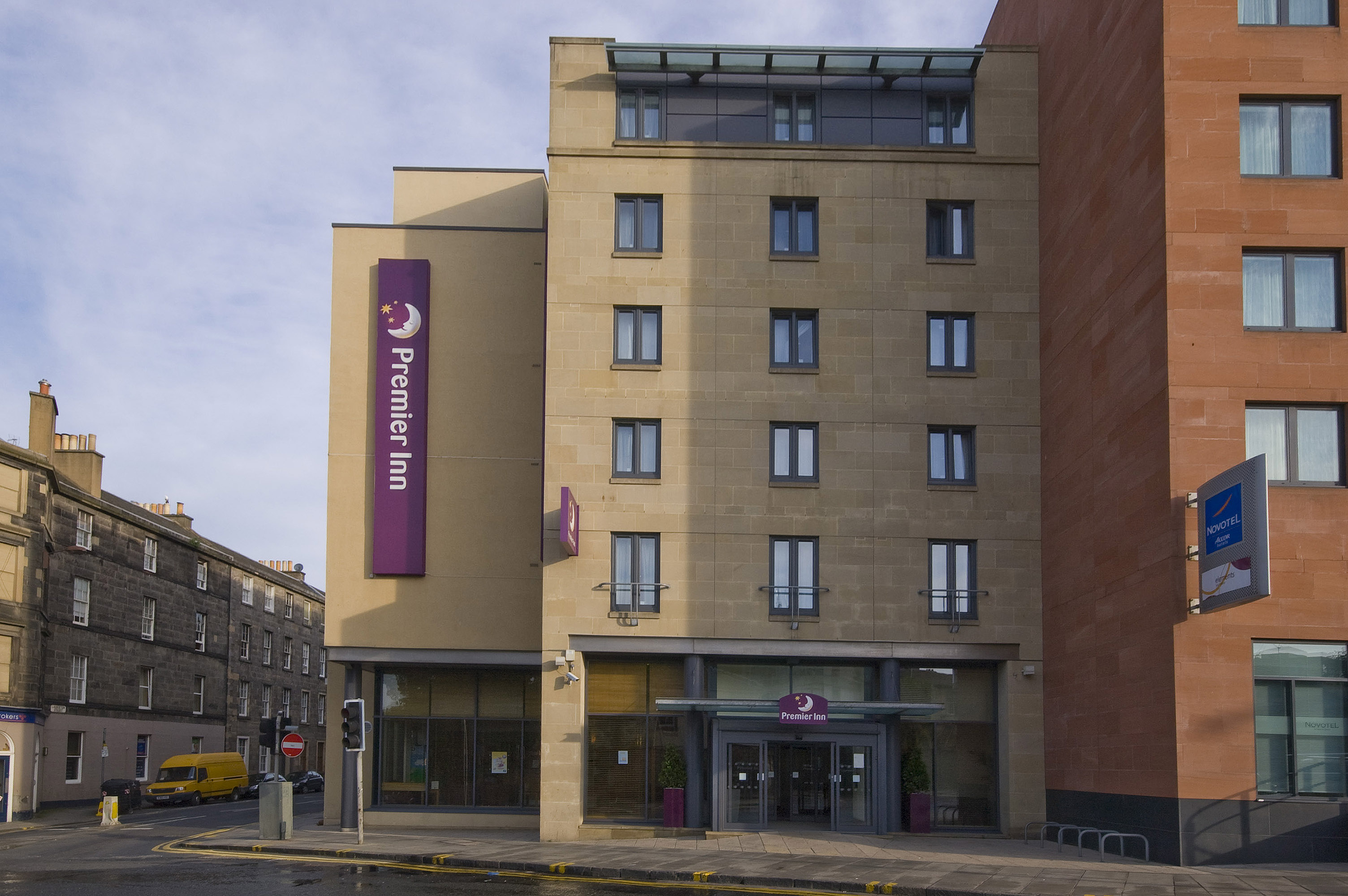 Premier Inn Edinburgh City Centre (Lauriston Place) - Tap to explore photos