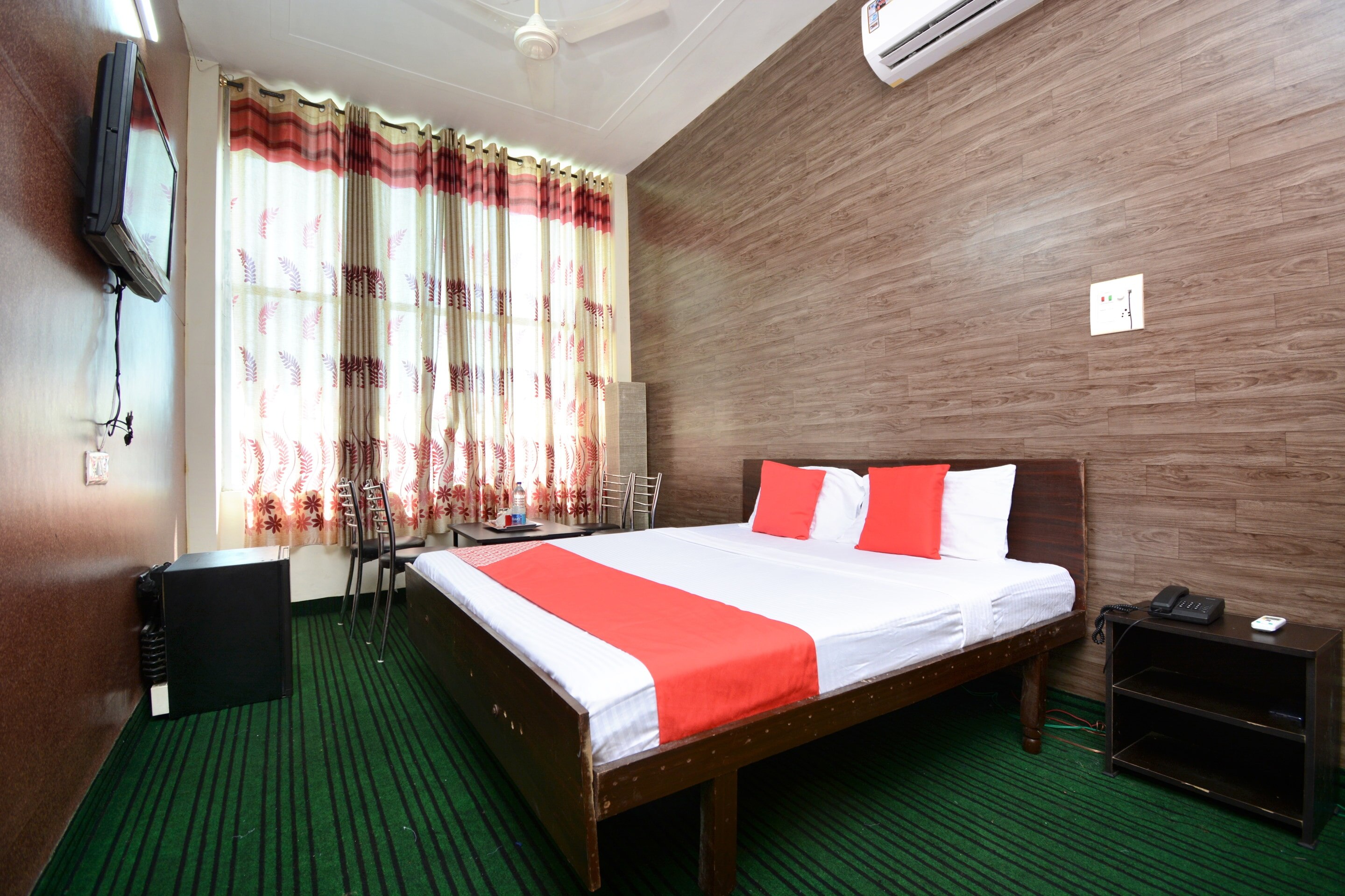 Super OYO Urban Guest House - Tap to explore photos