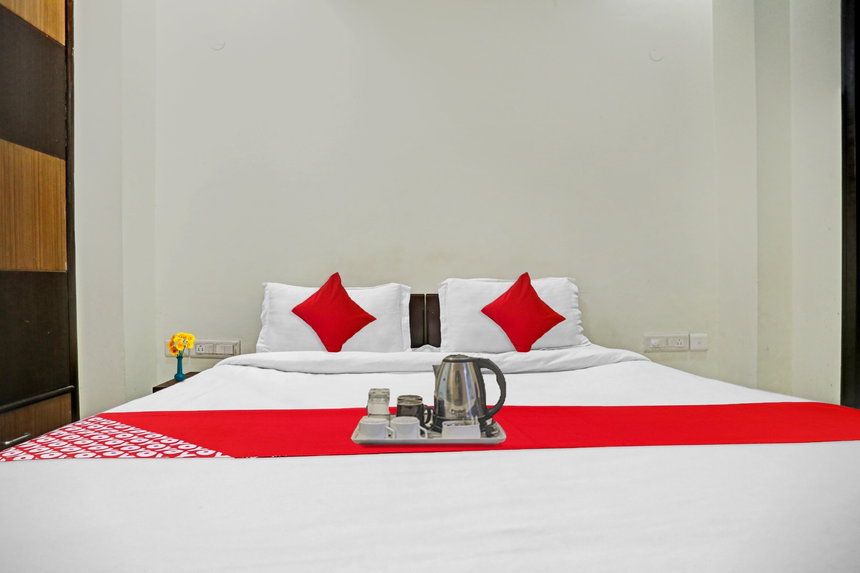 Hotel O Mahadev Guest House - Tap to explore photos