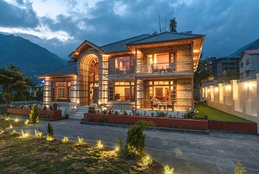 SaffronStays Monarch Manor 