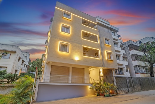 Via Balaji Luxury - Padmavathi Meenakshi Kalyana Mantapa Road