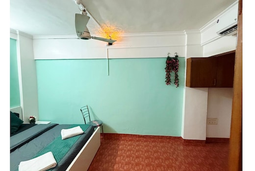 Garden Apartment 1bhk by Royal Luxor