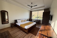 3BR Abode with Plunge Pool and Monsoon Place View, Udaipur