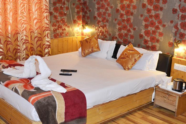 Hotel Khaleel Palace Gulmarg - Tap to explore photos