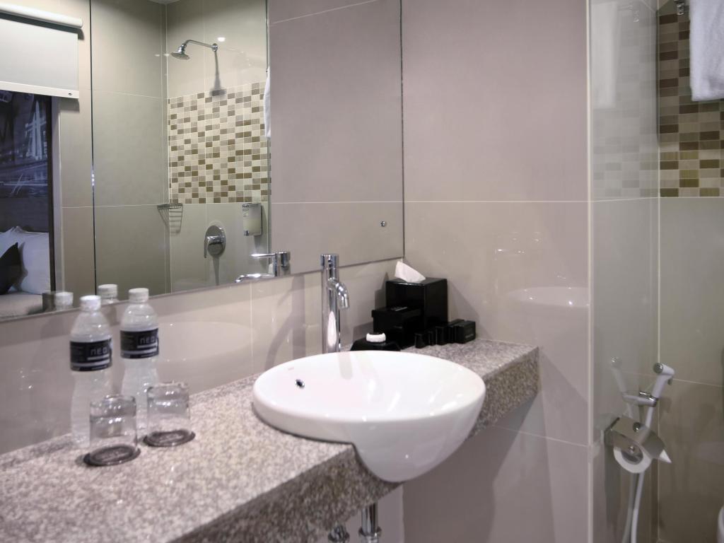 Hotel Neo Candi Simpang Lima - Tap to explore photos
