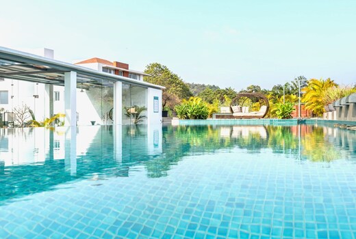 Chic 2BHK w Rooftop Pool | 5km to Coco Beach | Hireavilla