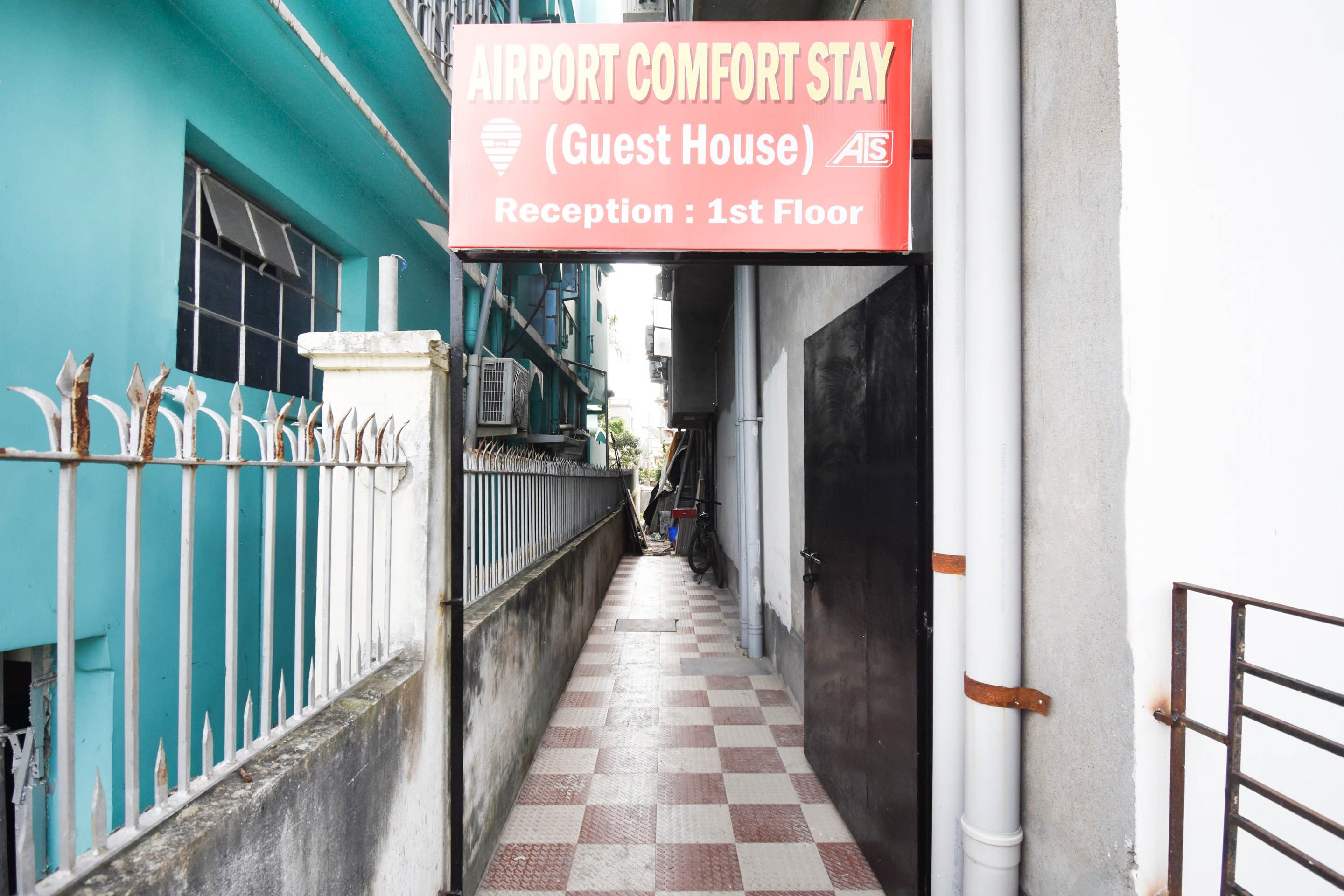 Hotel Comfort Plaza - Tap to explore photos