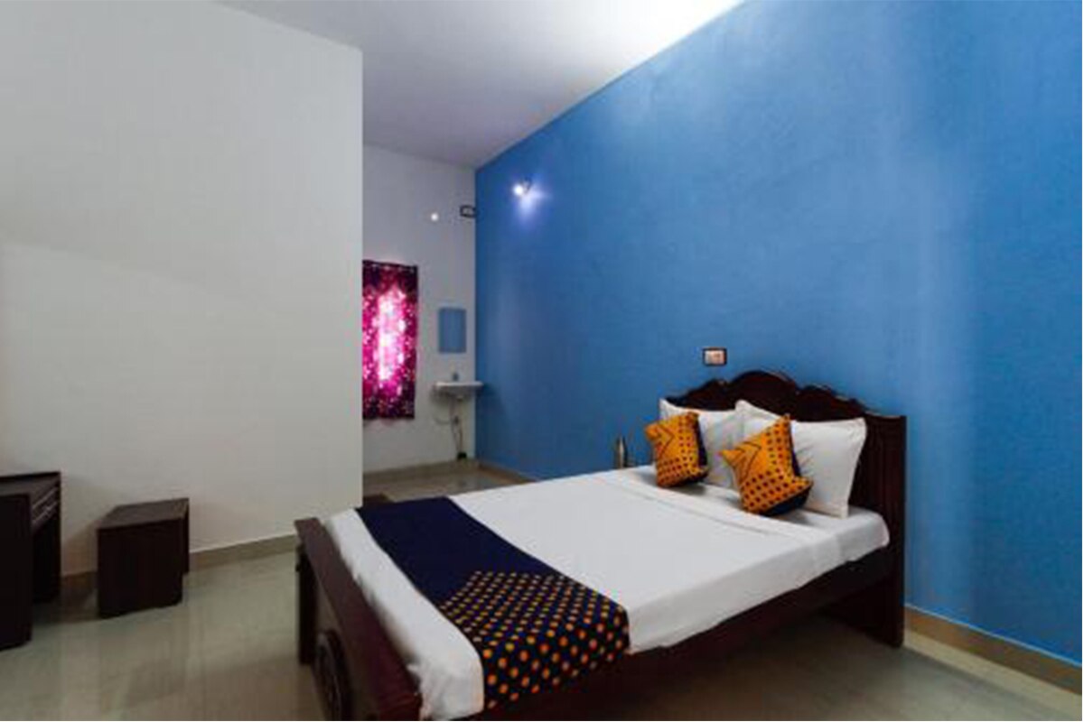 SRI THIRUMALAI MAHAL ROOMS - Tap to explore photos