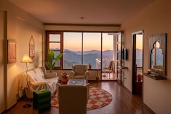 Stay with Lujo The OG Mountain Duplex, Mashobra