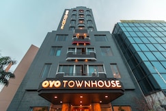 Super OYO Townhouse 1 Hotel Salemba, Jakarta