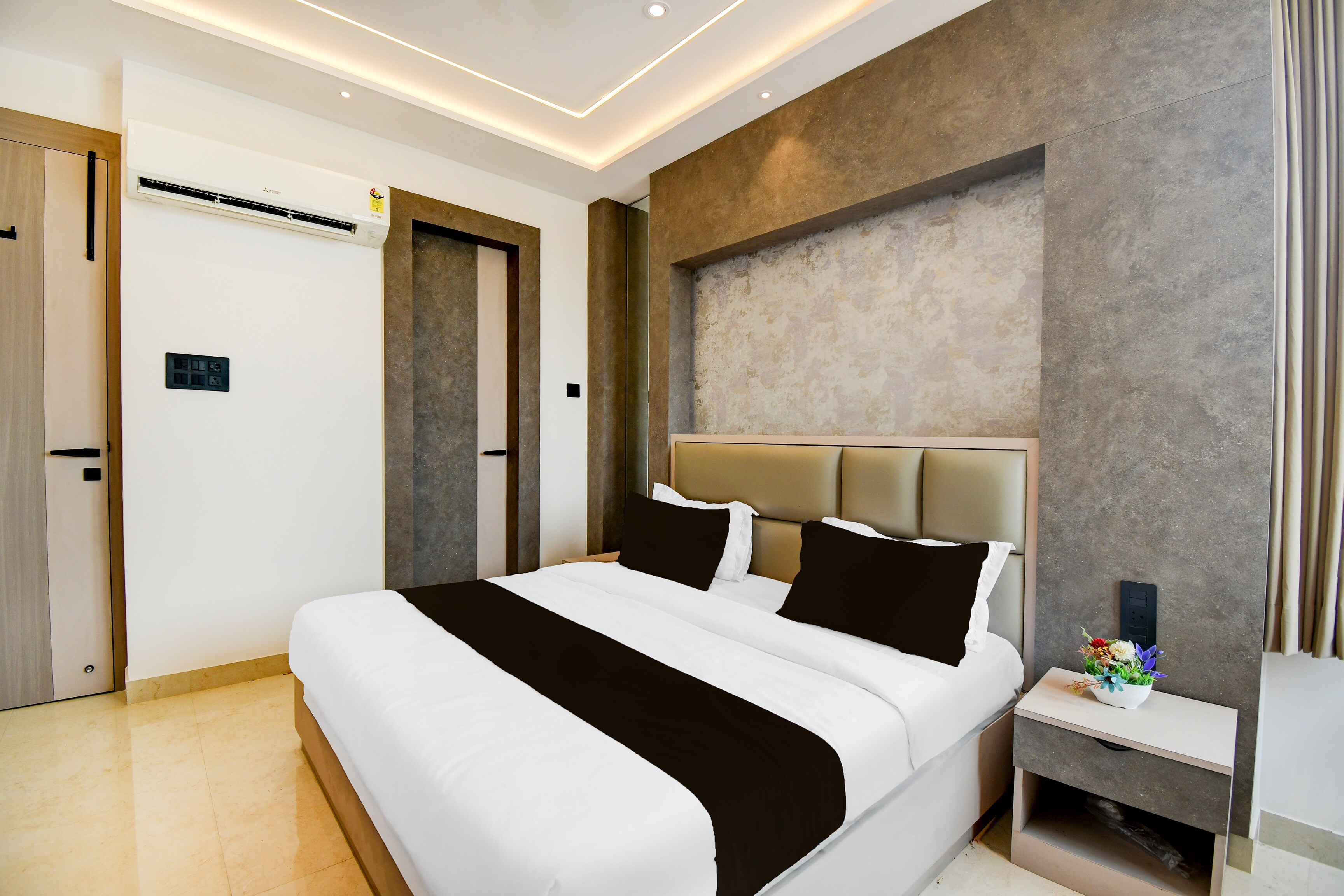 Super Townhouse Oak Ratanpur Panki - Tap to explore photos