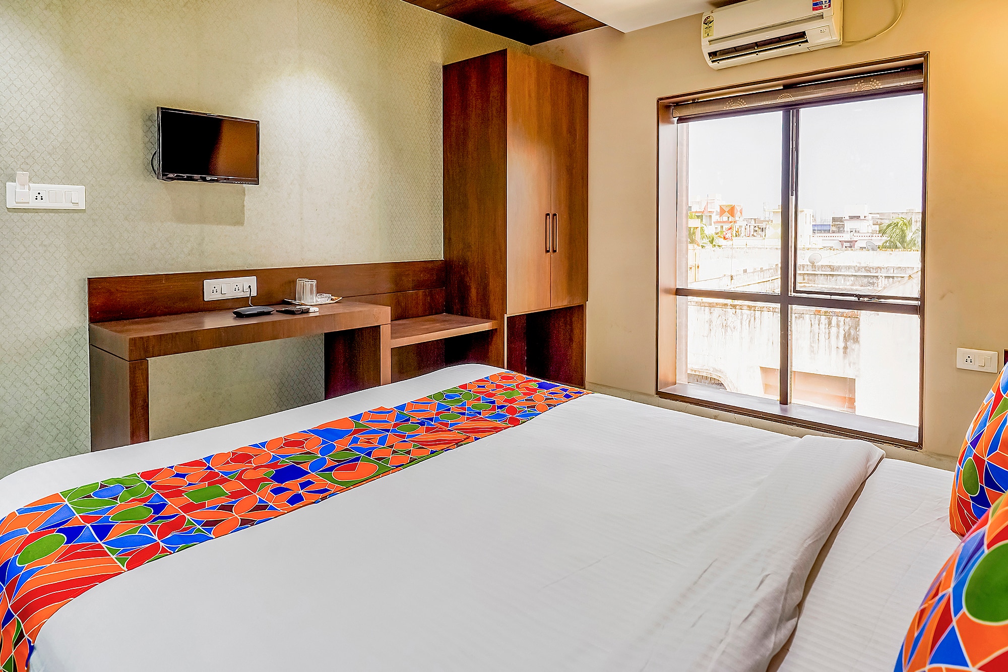 FabHotel Eros 211 - Nr. Sreebhumi - Tap to explore photos