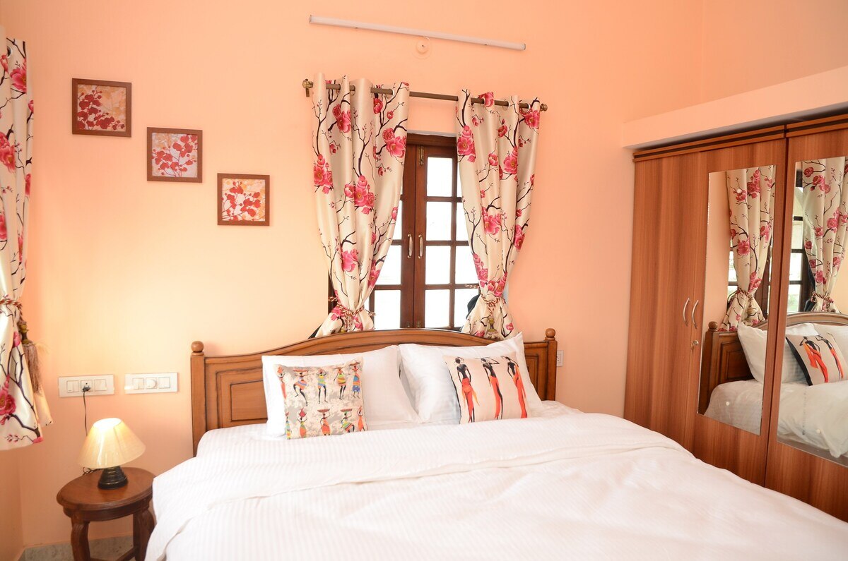 Vista Bellaire 2BHK AC apt in Dona Paul - Tap to explore photos