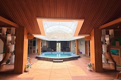 Luxury 2BR Pool Villa Open Kitchen AC Rooms, Itarsi