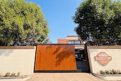 Gauri s Farm2BHK Luxurious Farmhouse with garden, Bari