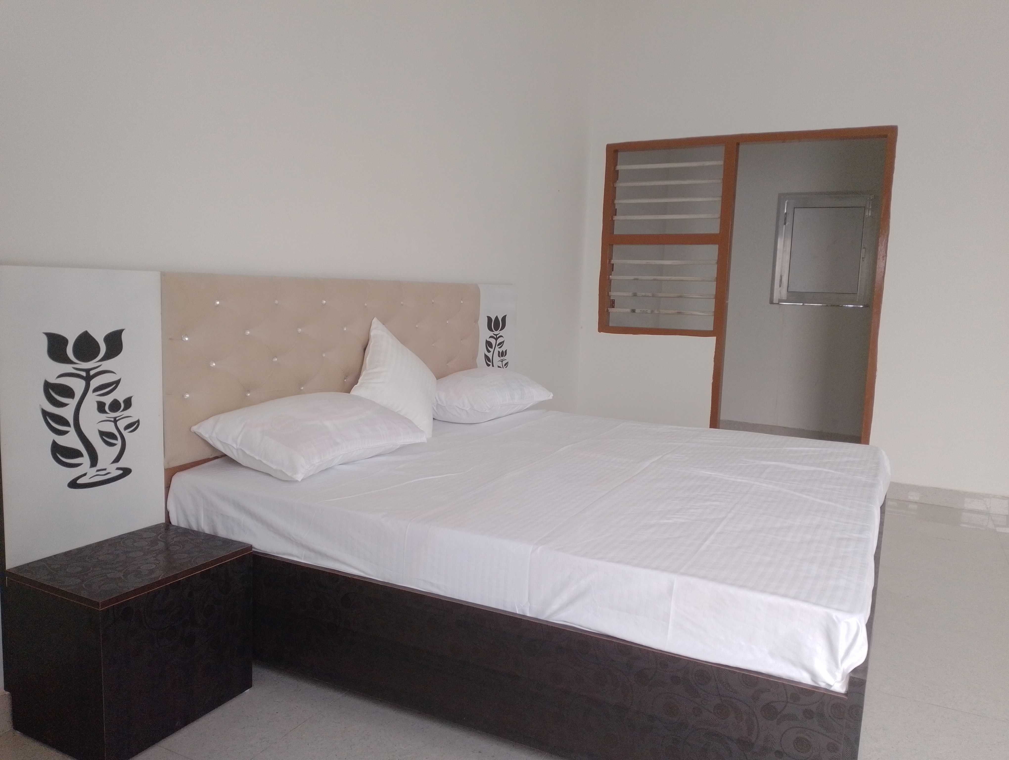Hotel O Chawla's Hotel & Restaurant - Tap to explore photos