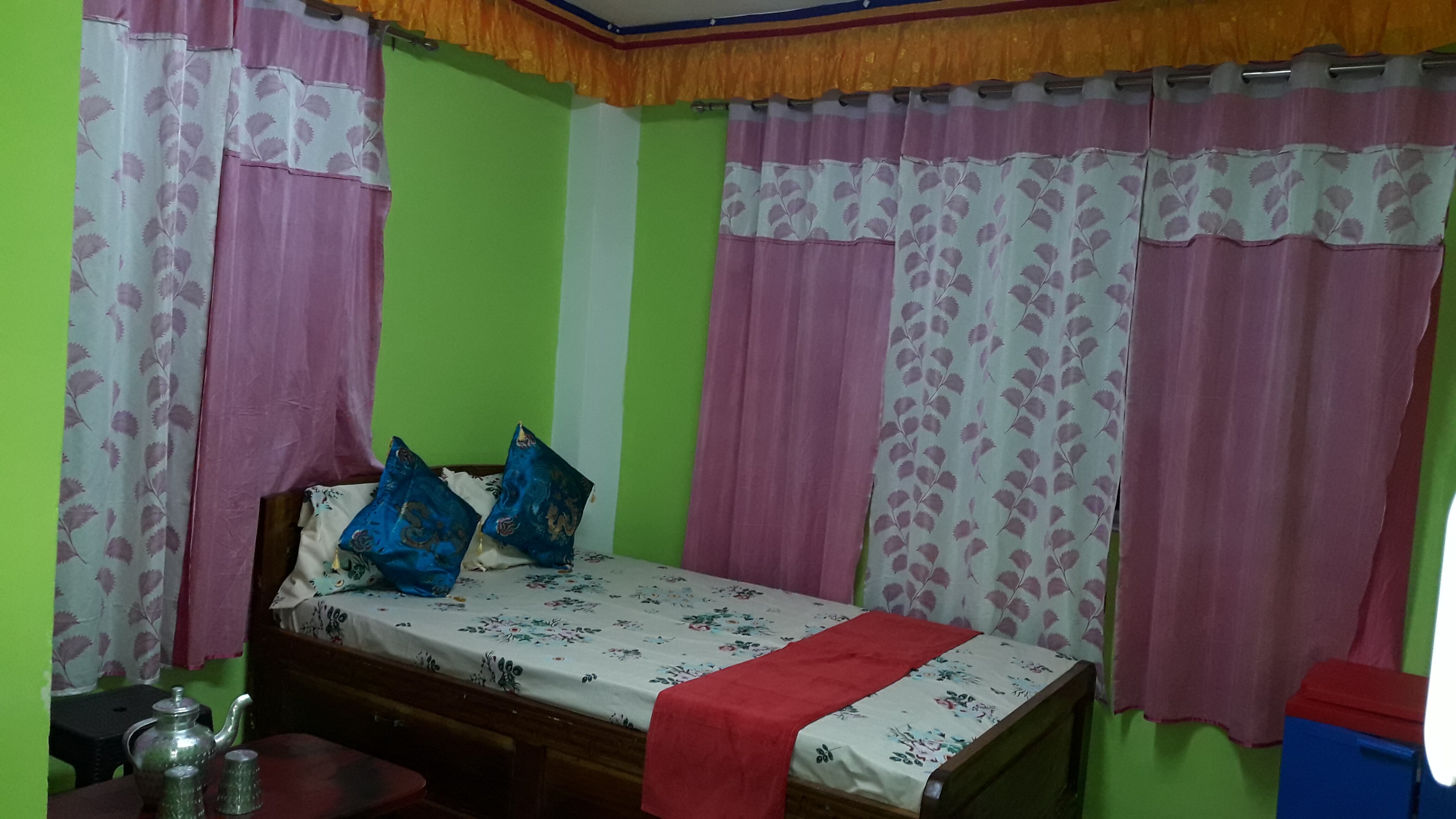 MountainView HomeStay - Tap to explore photos