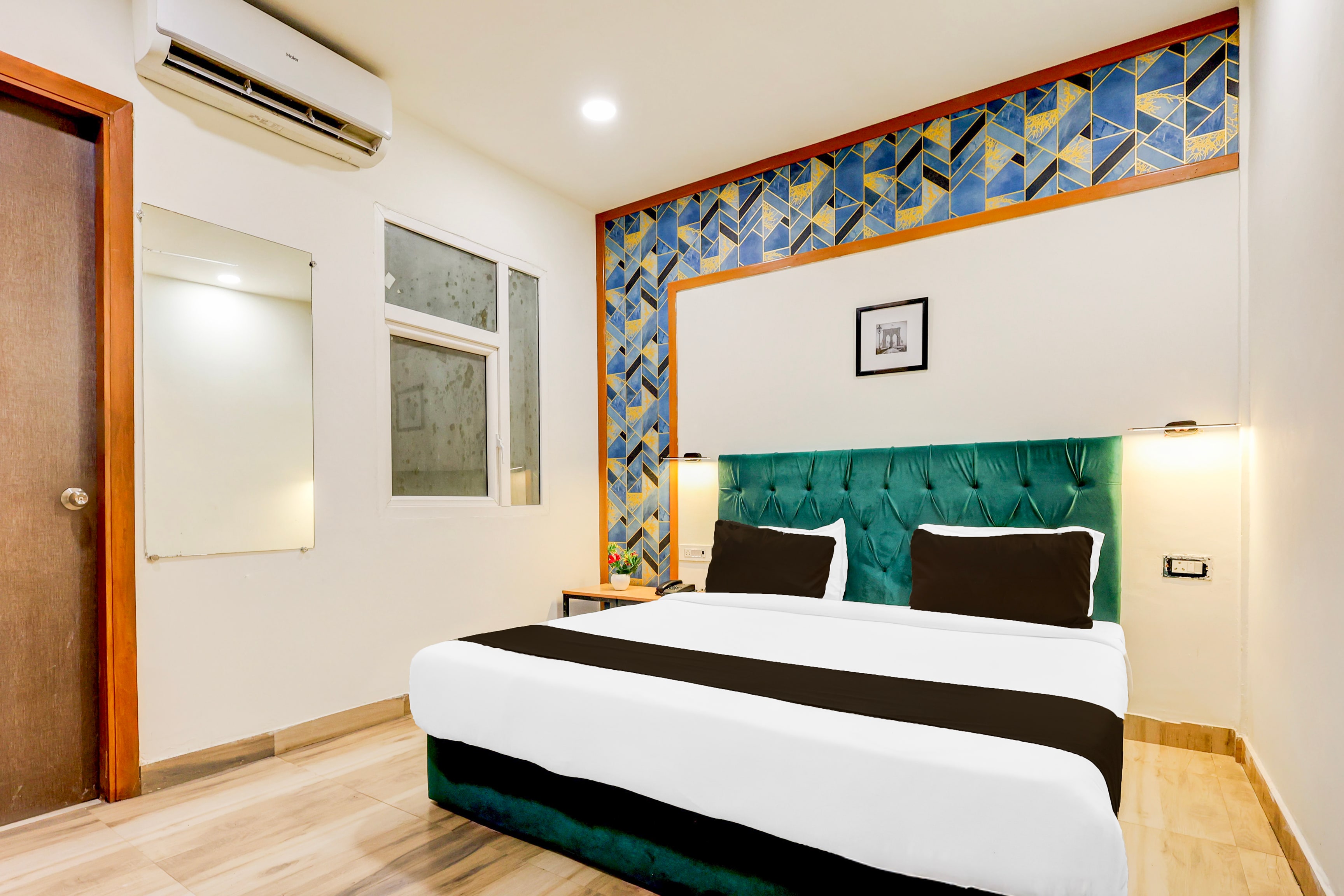 Super Townhouse Hotel Silver Saffron - Tap to explore photos