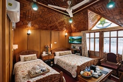 Floating shanghai group of houseboat, Srinagar